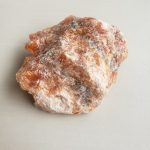 A calcita laranja é uma pedra natural com uma aparência vibrante e energética, conhecida por seus benefícios físicos e espirituais. Neste artigo, vamos explorar sua origem, composição química, benefícios físicos e espirituais, como usar, como limpar, como energizar e onde podemos colocá-la.